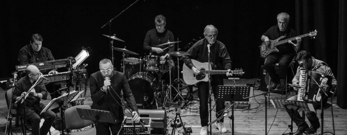 Questa immagine mostra il gruppo "I Cabarettanti" durante un loro live in teatro